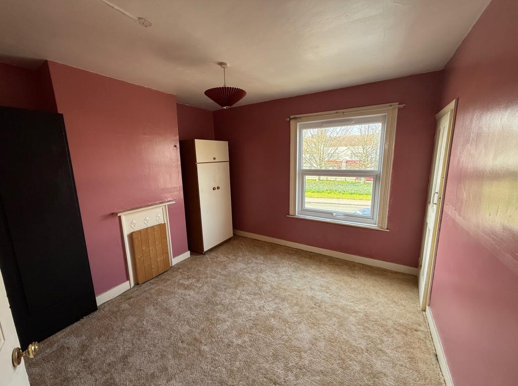 Lot: 90 - ESTABLISHED MID-TERRACE HOUSE FOR IMPROVEMENT - Bedroom 1 with double glazed window to front and fireplace